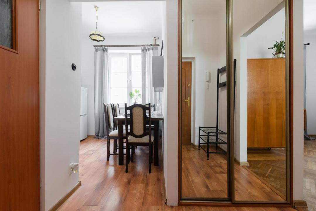 Vintage Apartment *